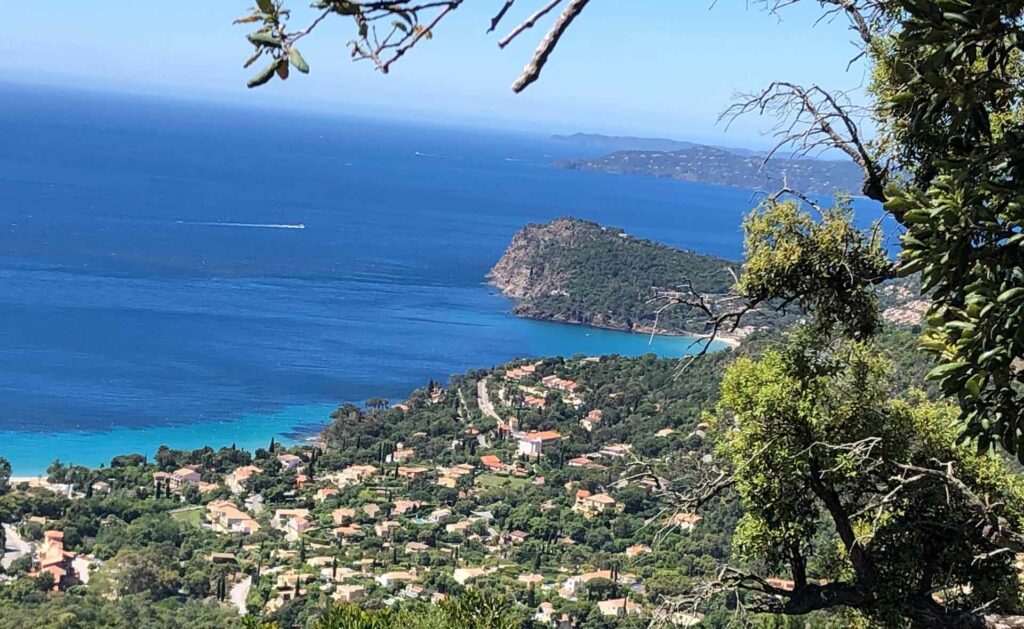 sur une crête en côte d'Azur et pays Varois